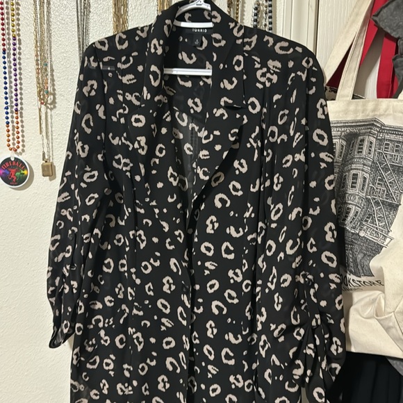 Torrid Leopard print chiffon button up // size 0x - Picture 3 of 3